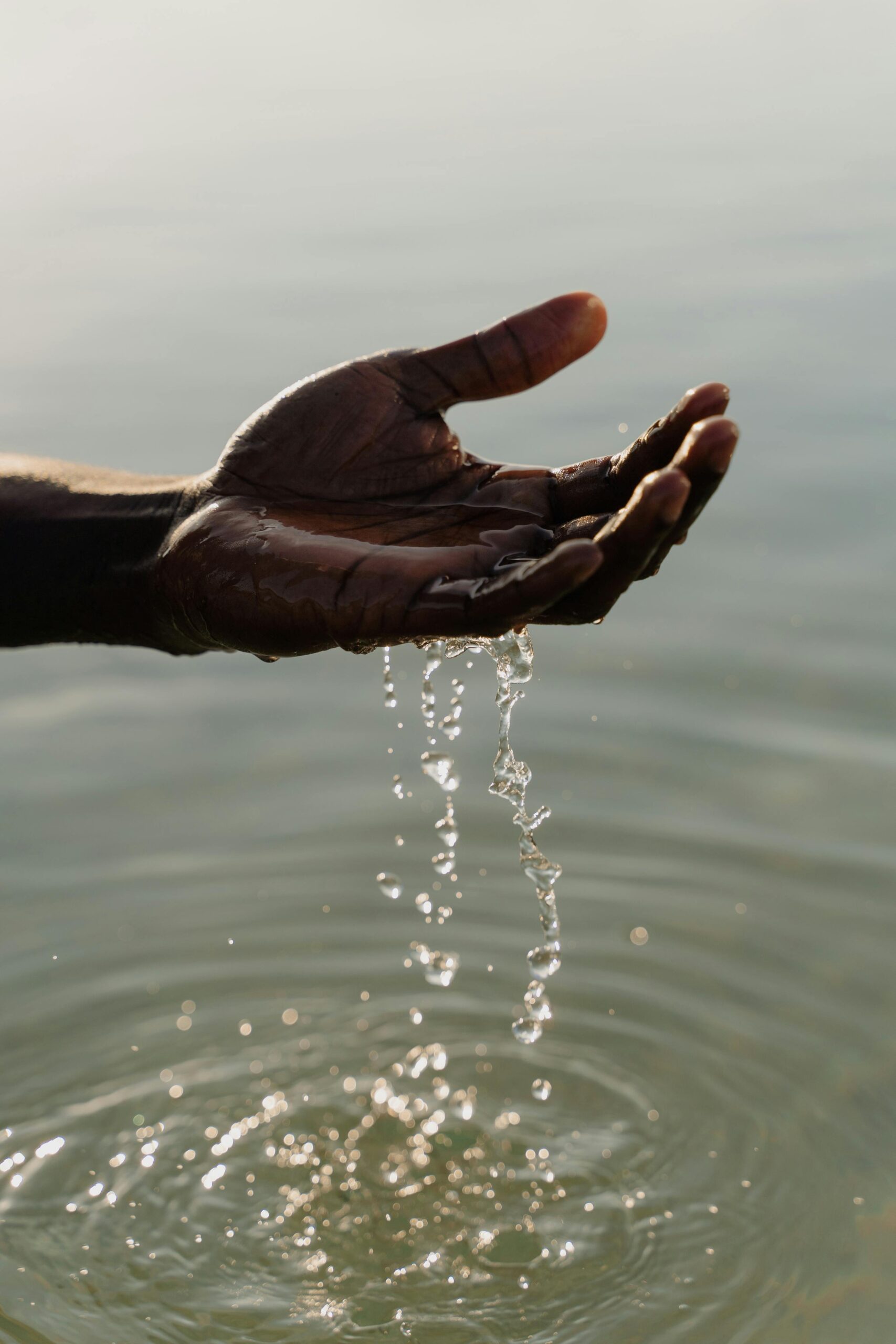 Hand einer Person im Wasser